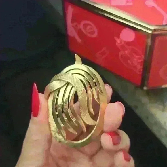 Trifari Jewelry - CROWN TRIFARI  vintage Crown Trifari Art Deco Gold-toned Trifari brooch